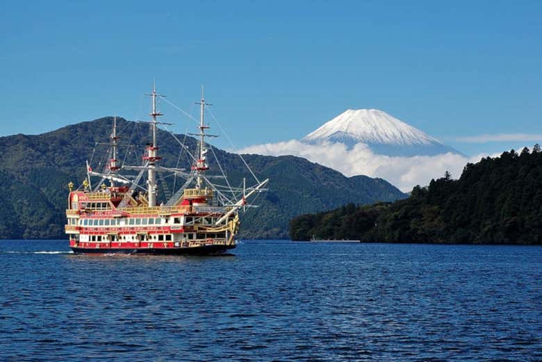 Passeio de barco pirata pelo lago Ashi
