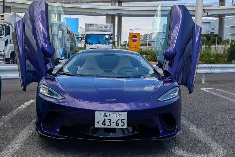 Um McLaren GT com as portas abertas