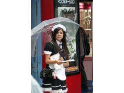 Maid Cafe Akihabara, garçonete entregando publicidade