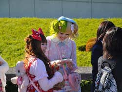 Jovens Harajuku vestidas para a ocasião