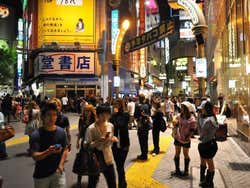 Ambiente noturno em Shibuya