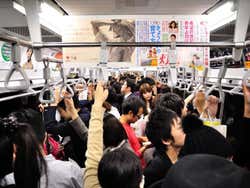 Metrô de Tóquio no horário de pico