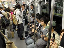 Metrô de Tóquio, viciados no celular