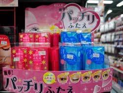 Cola-olho, a nova invenção de beleza